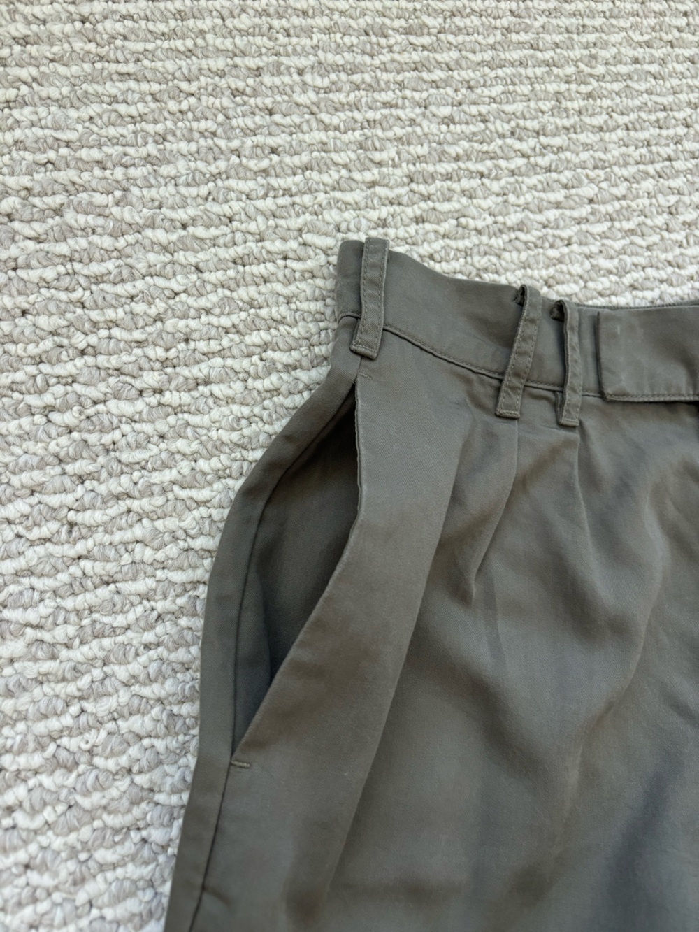 Abercrombie & Fitch Women’s Shorts Size Small Olive Green Tailored Pleated - Picture 9 of 9